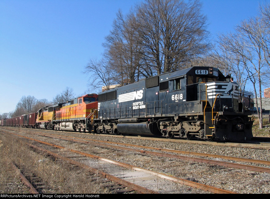 NS 6618 leads a BNSF & UP unit on train 350, stopped at Boylan